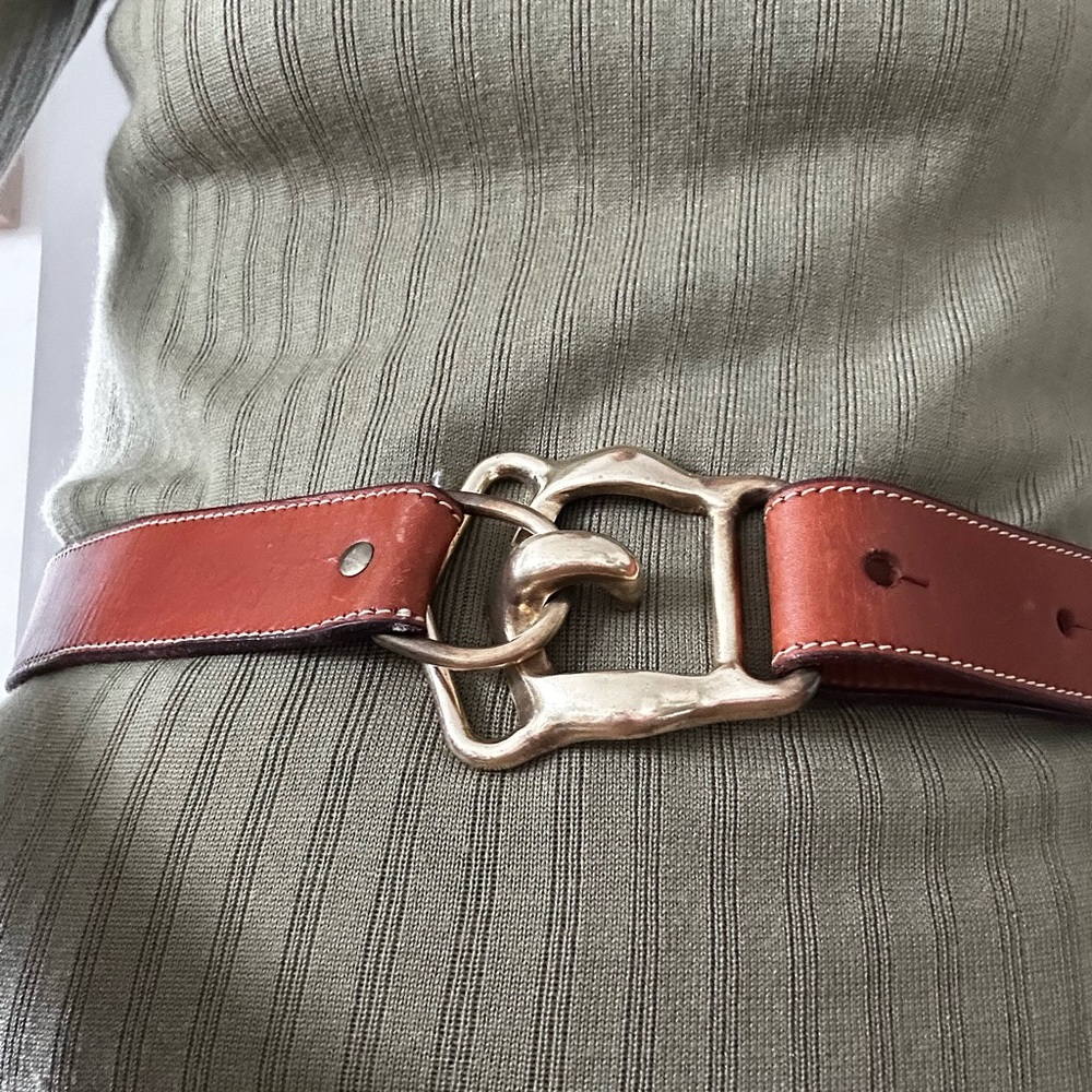 🇺🇸 DKNY VTG leather brass belt - 29” at its shortest, 36” at its longest.